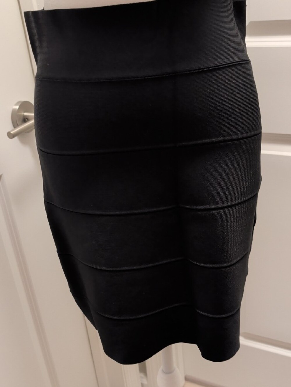 BCBG MaxAzria Size L Bodycon Black Tiered Pencil Skirt